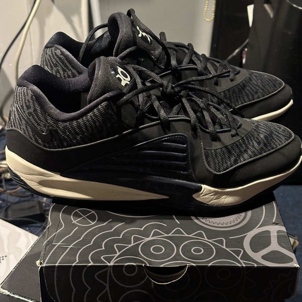 Nike Men's Black and White Athletic Shoes